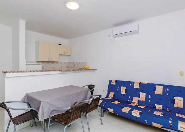 One-bedroom In Hodilje شقة *